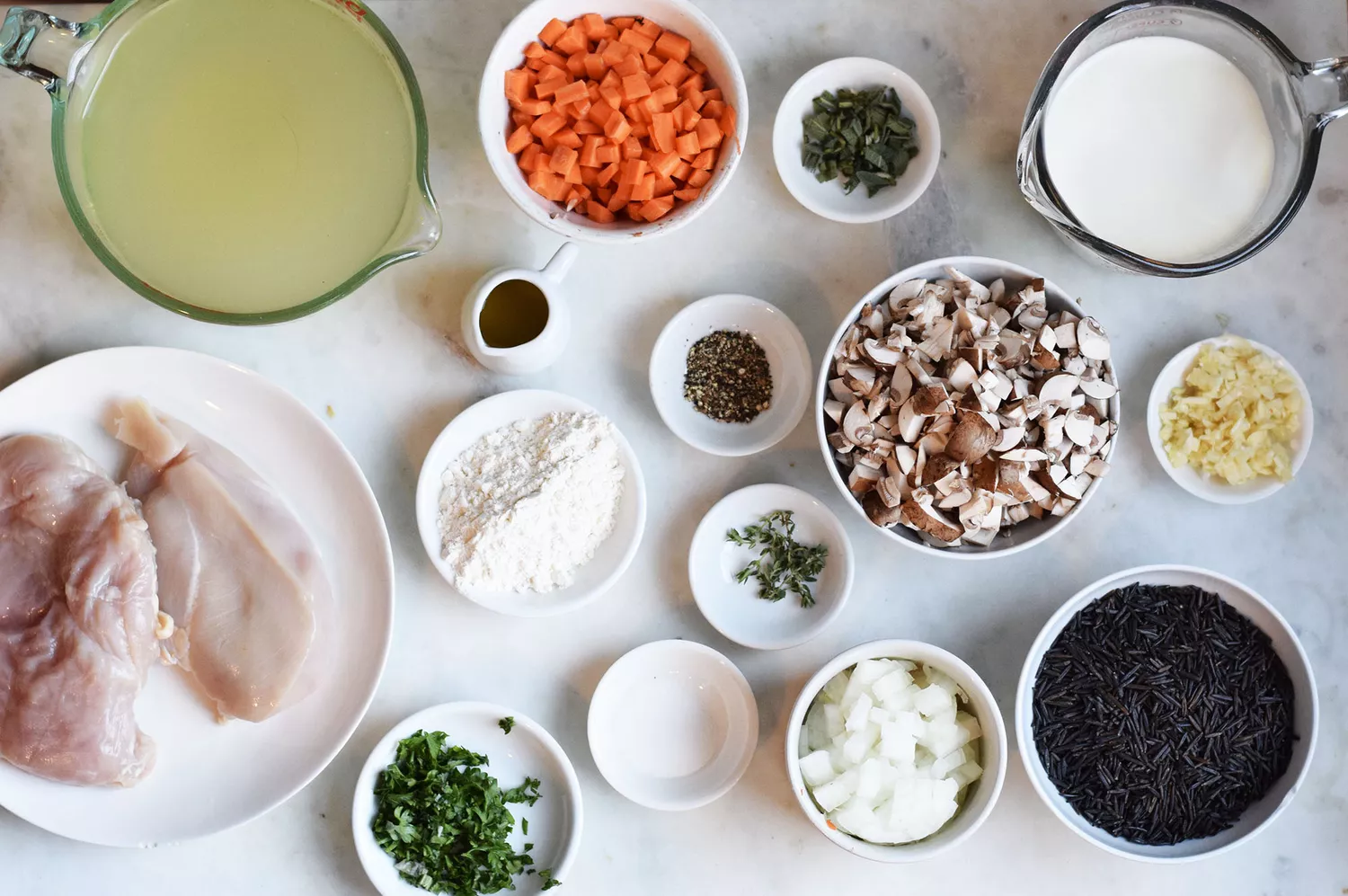 ingrédients de soupe au poulet et riz sauvage