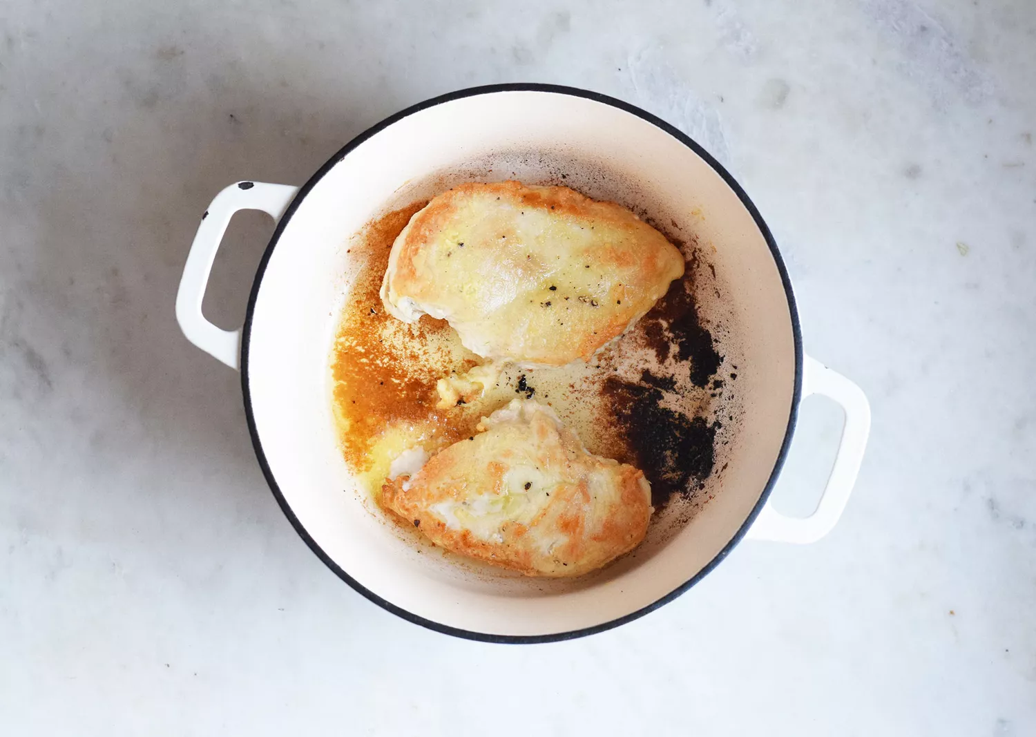 poulet cuit dans l'huile d'olive