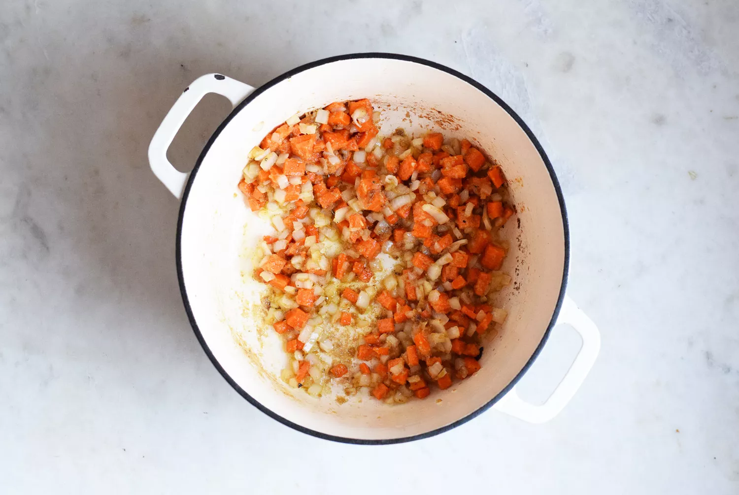 carottes et oignons cuits dans une casserole