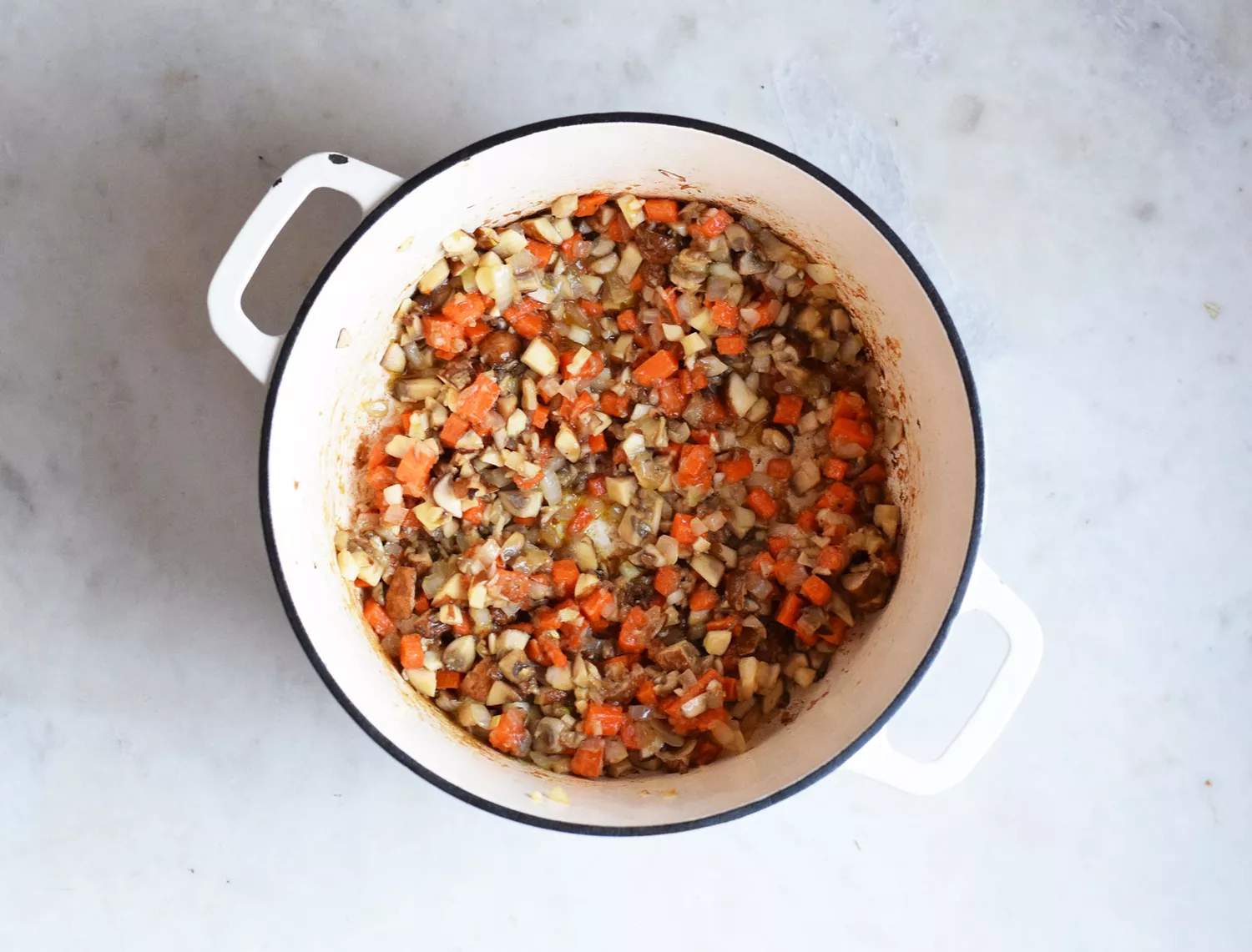 légumes sautés dans une casserole