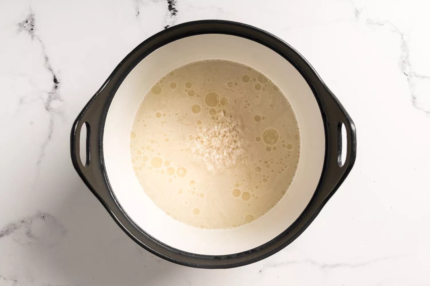 Riz et eau dans une casserole