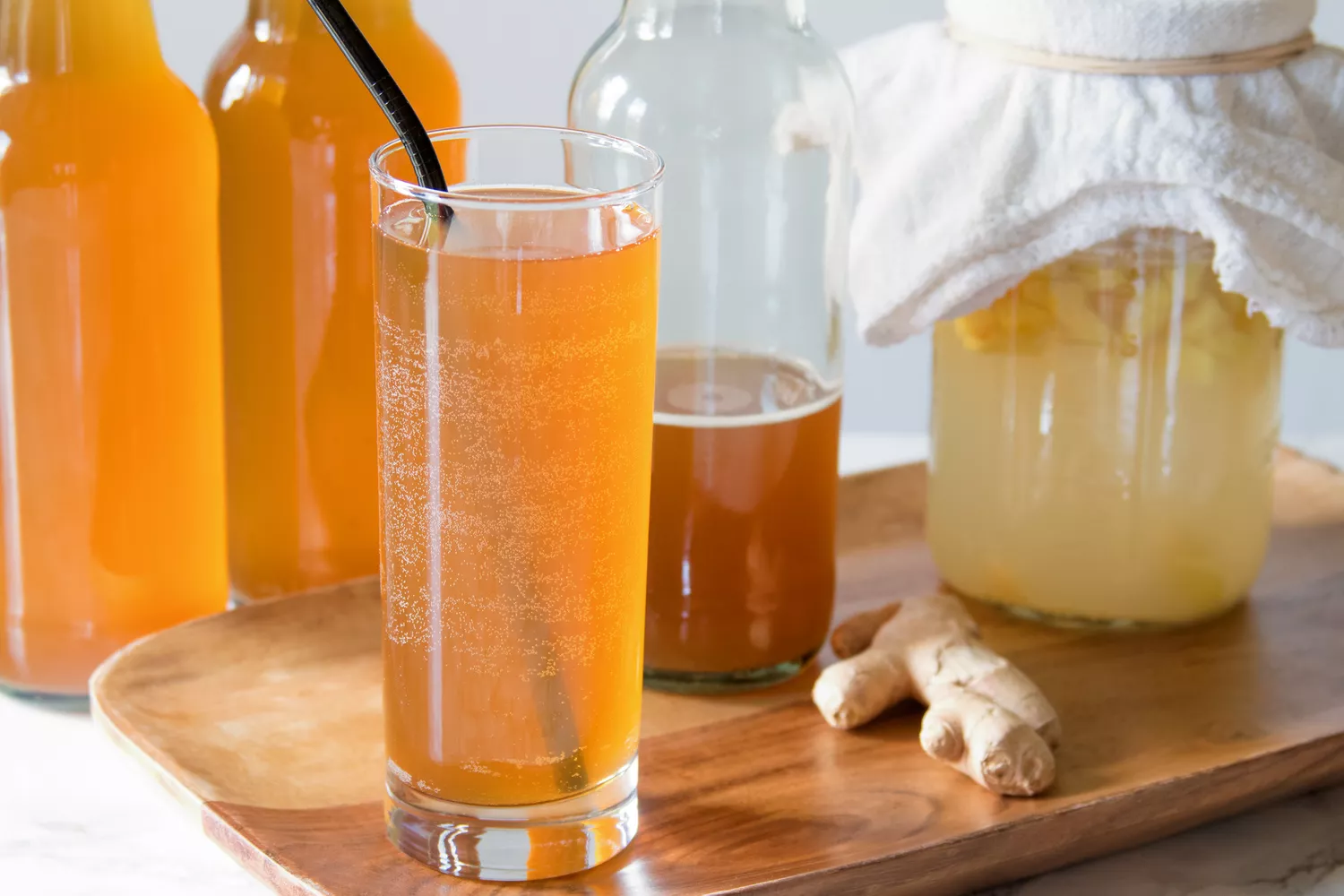 Soda au gingembre fait maison avec un Ginger Bug fermenté
