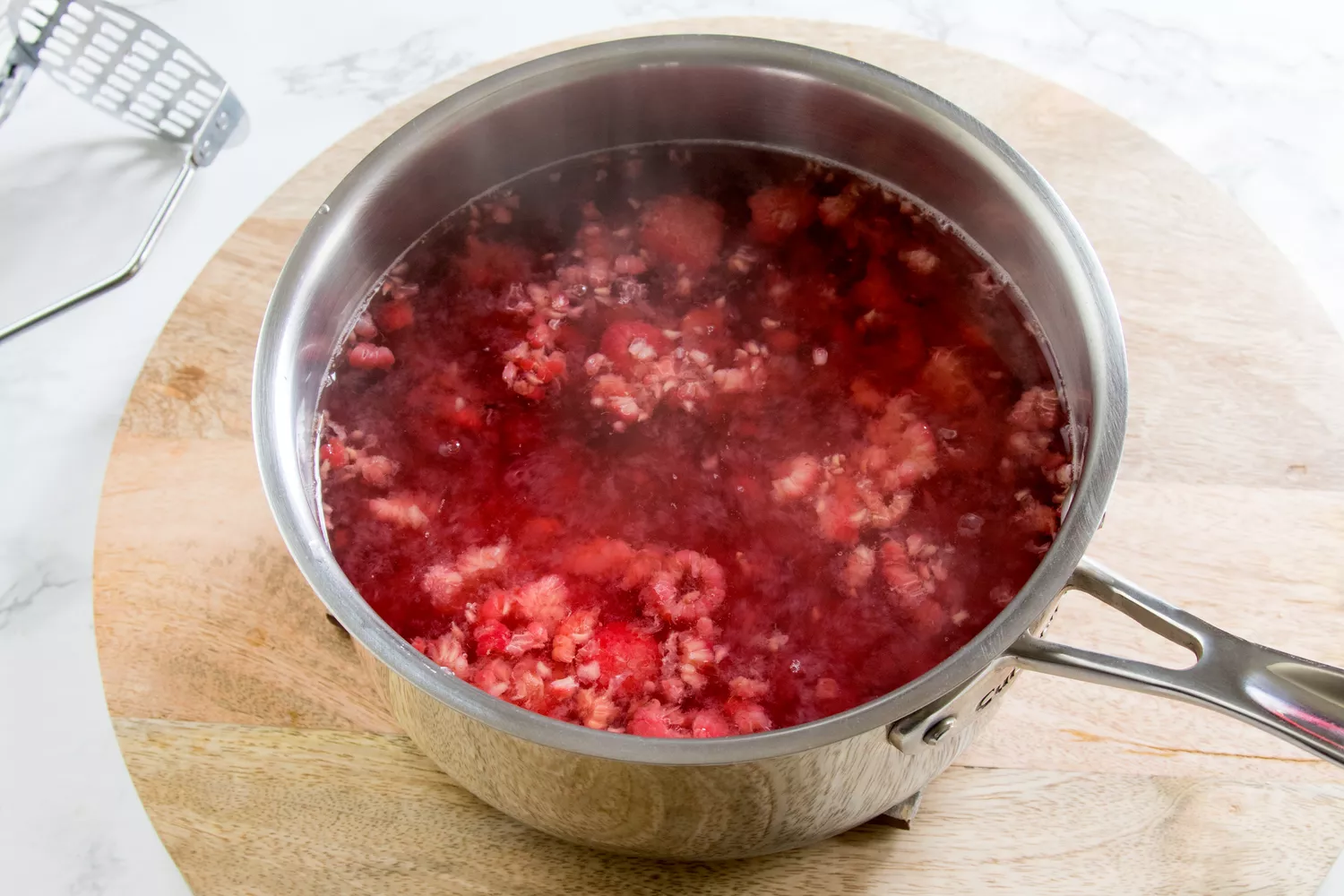 Préparation de l'eau de framboise pour thé glacé