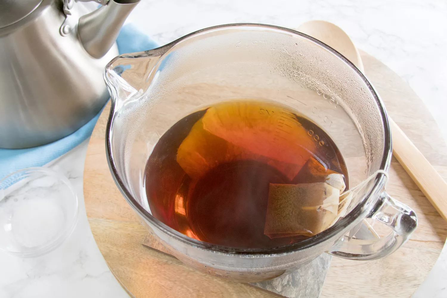 Infusion de thé noir pour thé glacé à la framboise