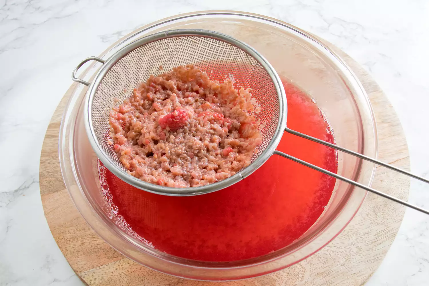 Filtrage de l'eau de framboise pour thé glacé