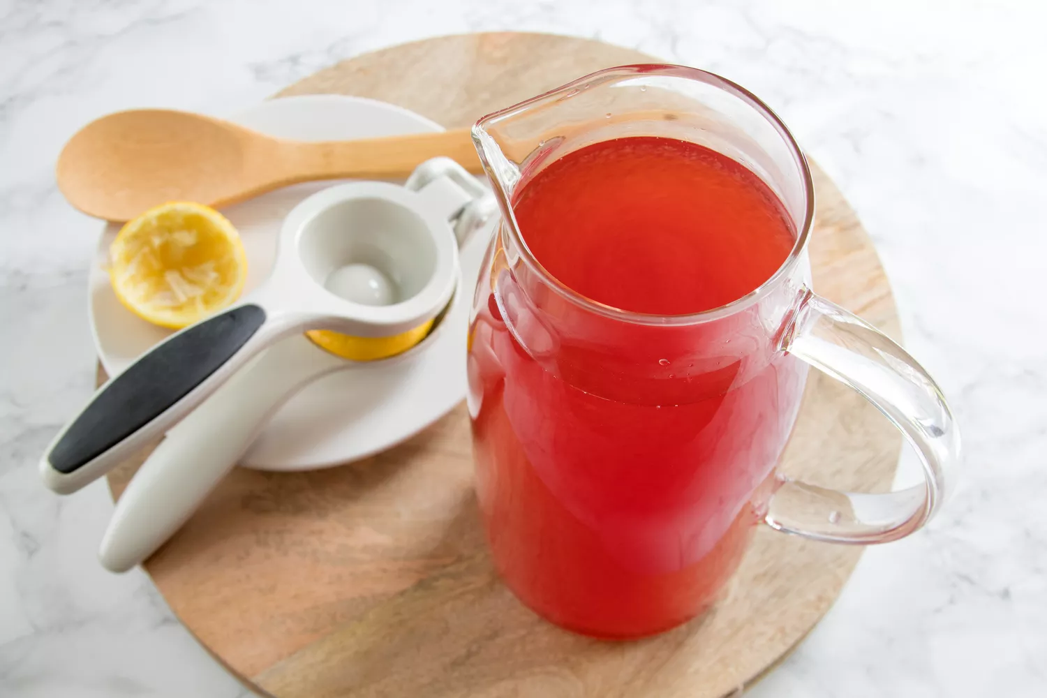 Préparation du thé glacé à la framboise