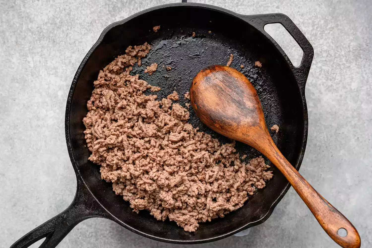 Un grand skillet de boeuf haché cuit