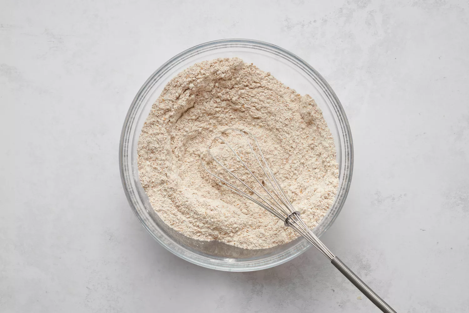 Un bol de farine, levure chimique et sel
