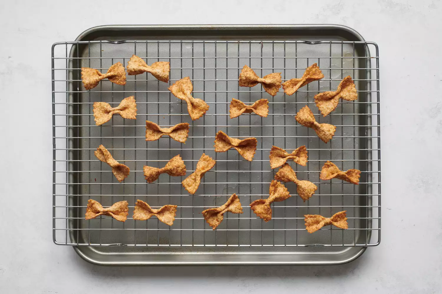 Chips de pâtes cuites sur une grille
