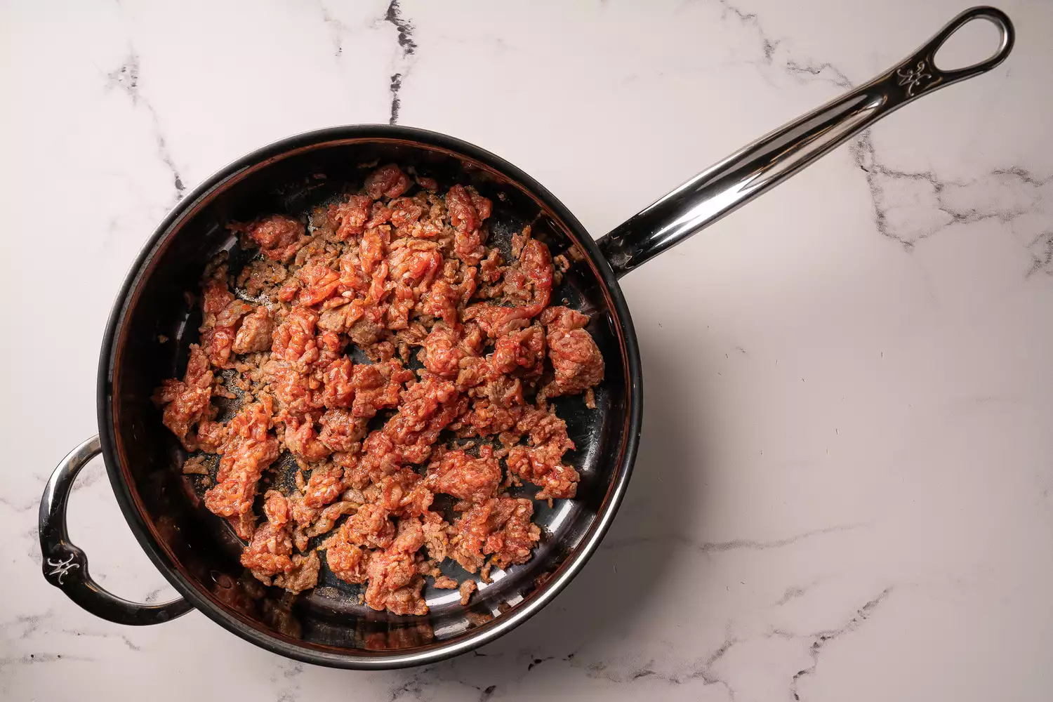 Saucisse cuisant dans une poêle