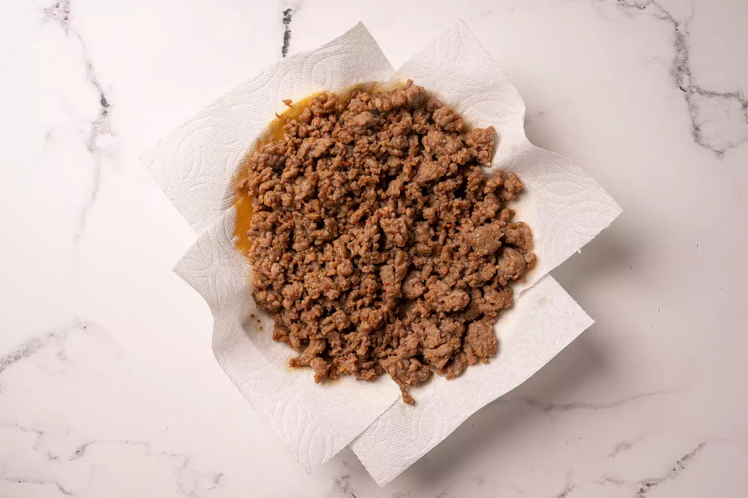 Saucisse égouttant sur du papier absorbant