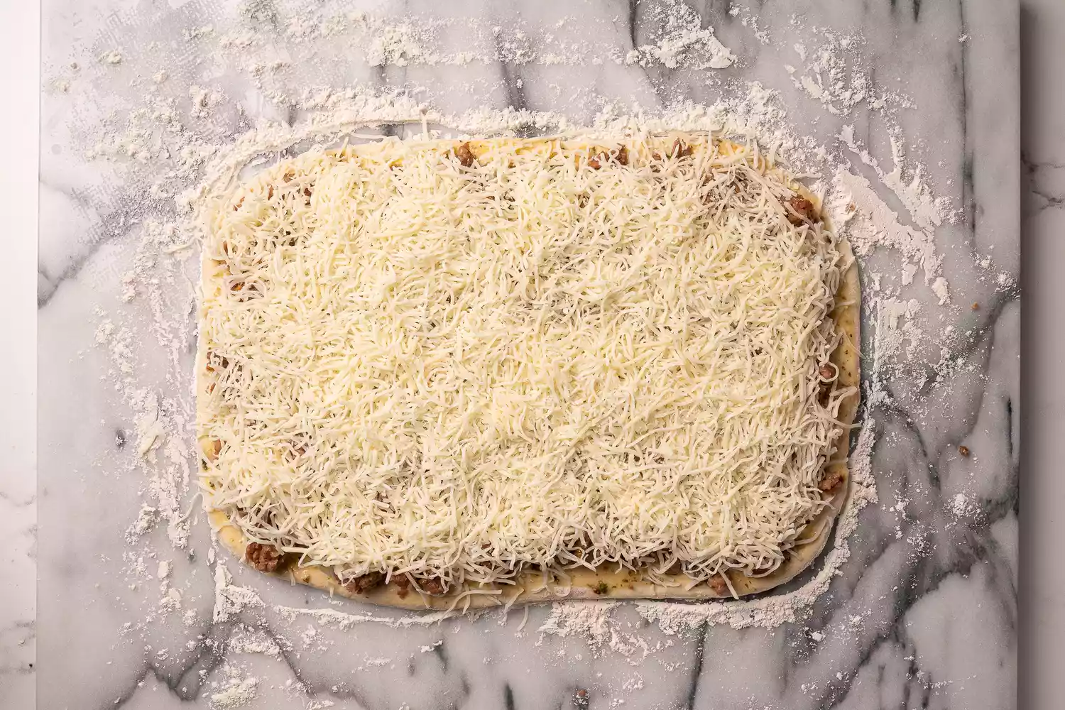 Pâte garnie de saucisse et de fromage