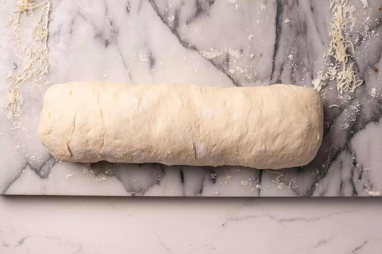 Pâte roulée en forme de boudin avec saucisse et fromage à l'intérieur