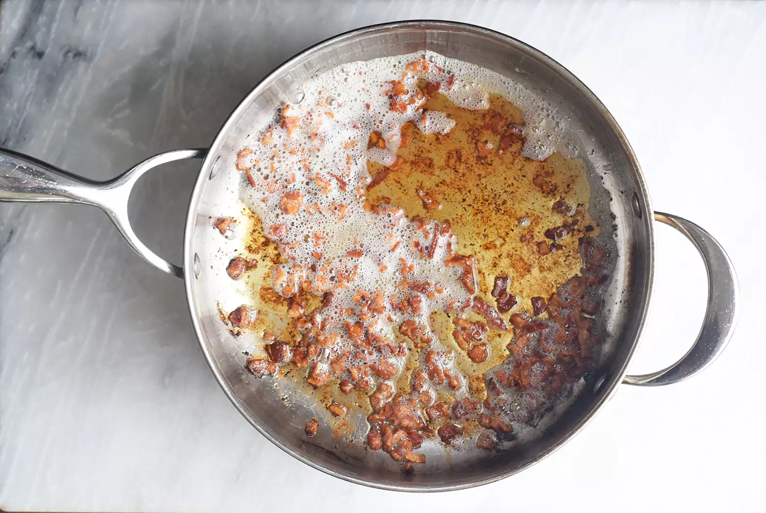 Faire frémir le bacon pour Spaghetti Squash Carbonara