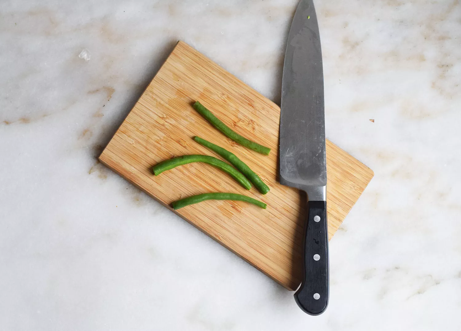 haricots verts coupés sur une planche à découper