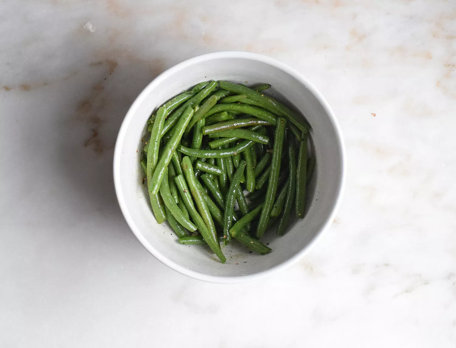 haricots verts dans un bol avec de l'huile