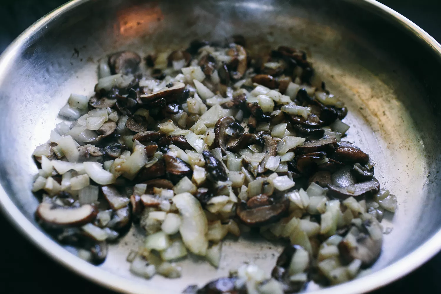 faire revenir l'oignon et l'ail