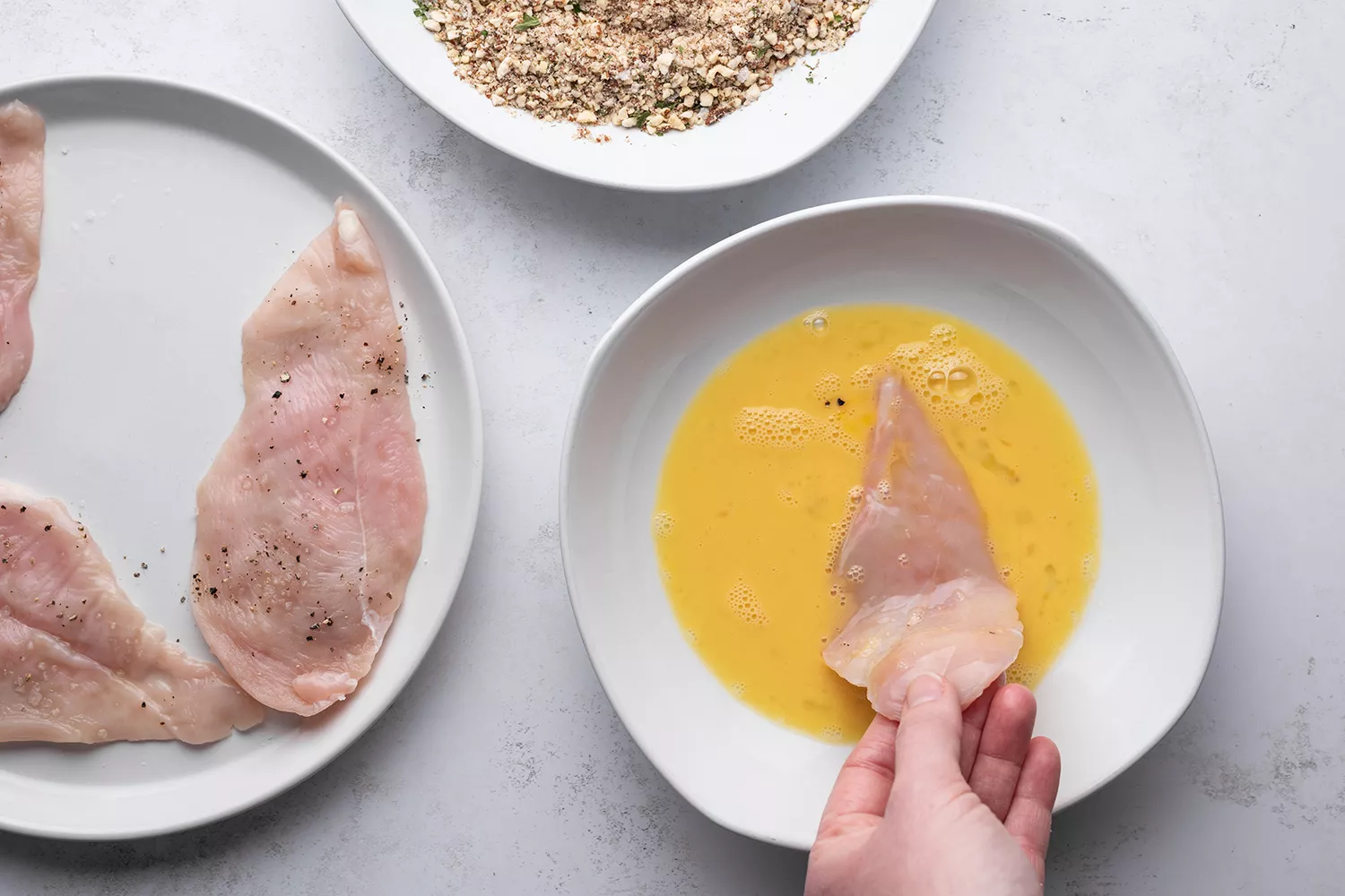 Morceaux de poulet plongés dans le mélange d'œufs
