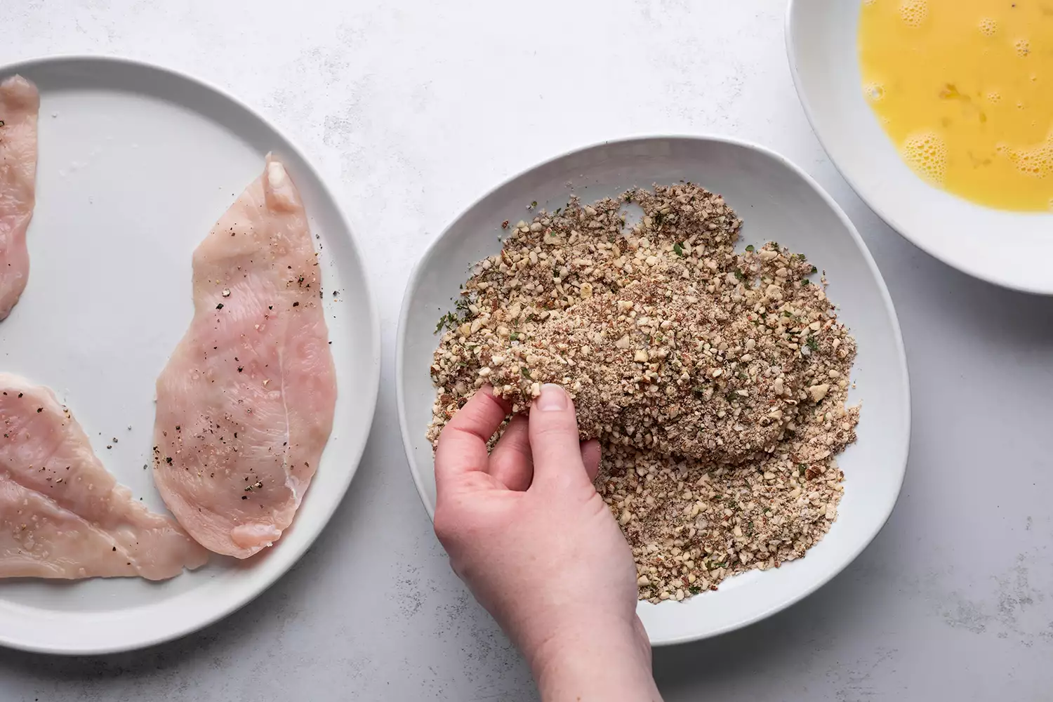 Morceaux de poulet enrobés du mélange d'amandes