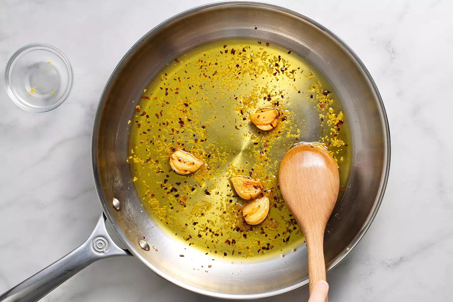 Incorporer la bottarga dans la poêle