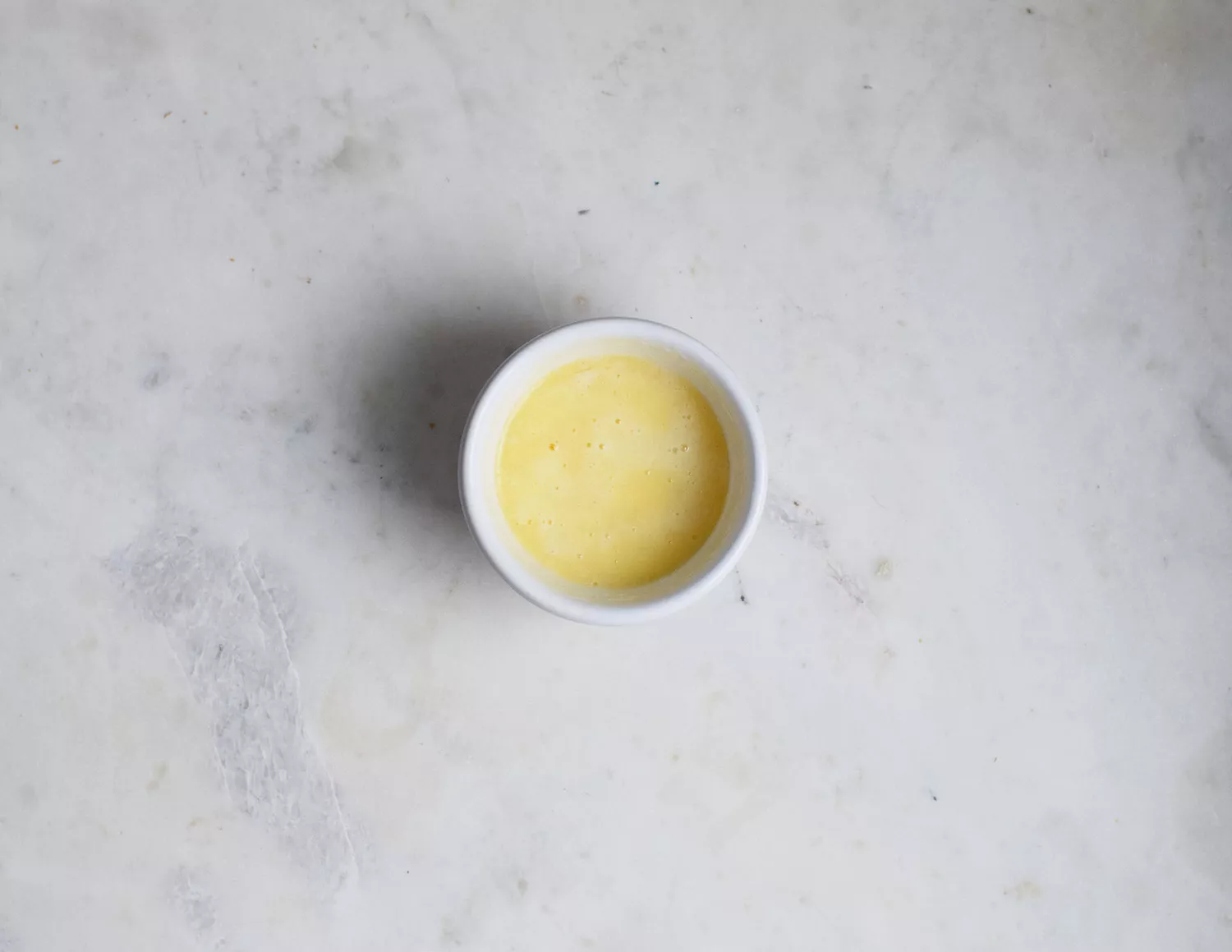 Beurre fondu dans un bol