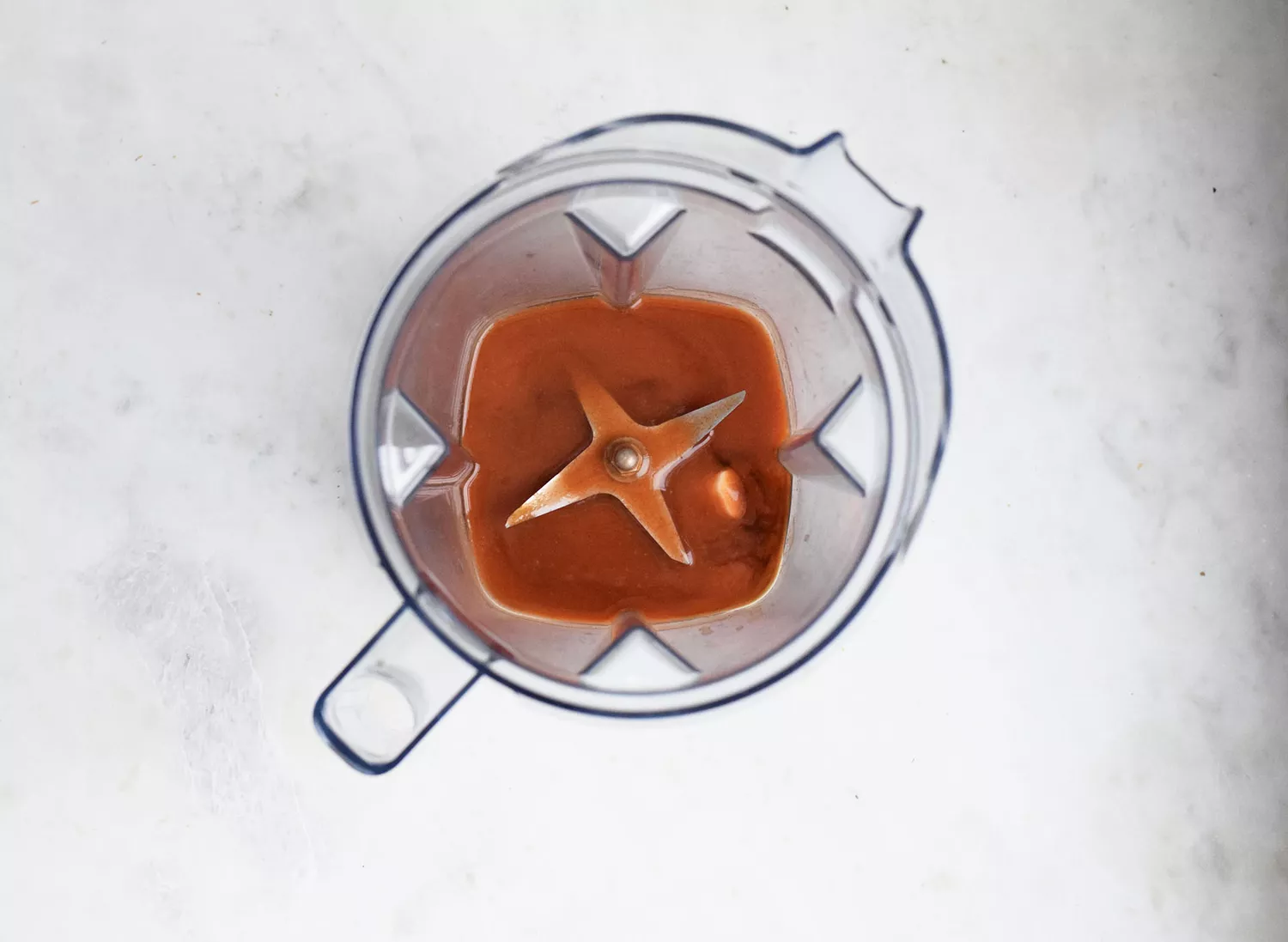 Ingrédients de la sauce dans un mixeur