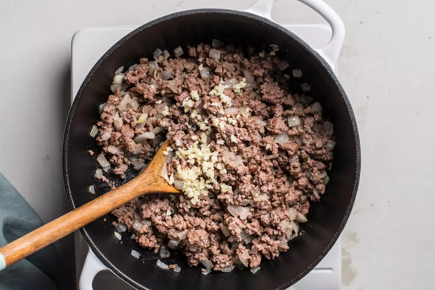 Ajouter l'ail au bœuf