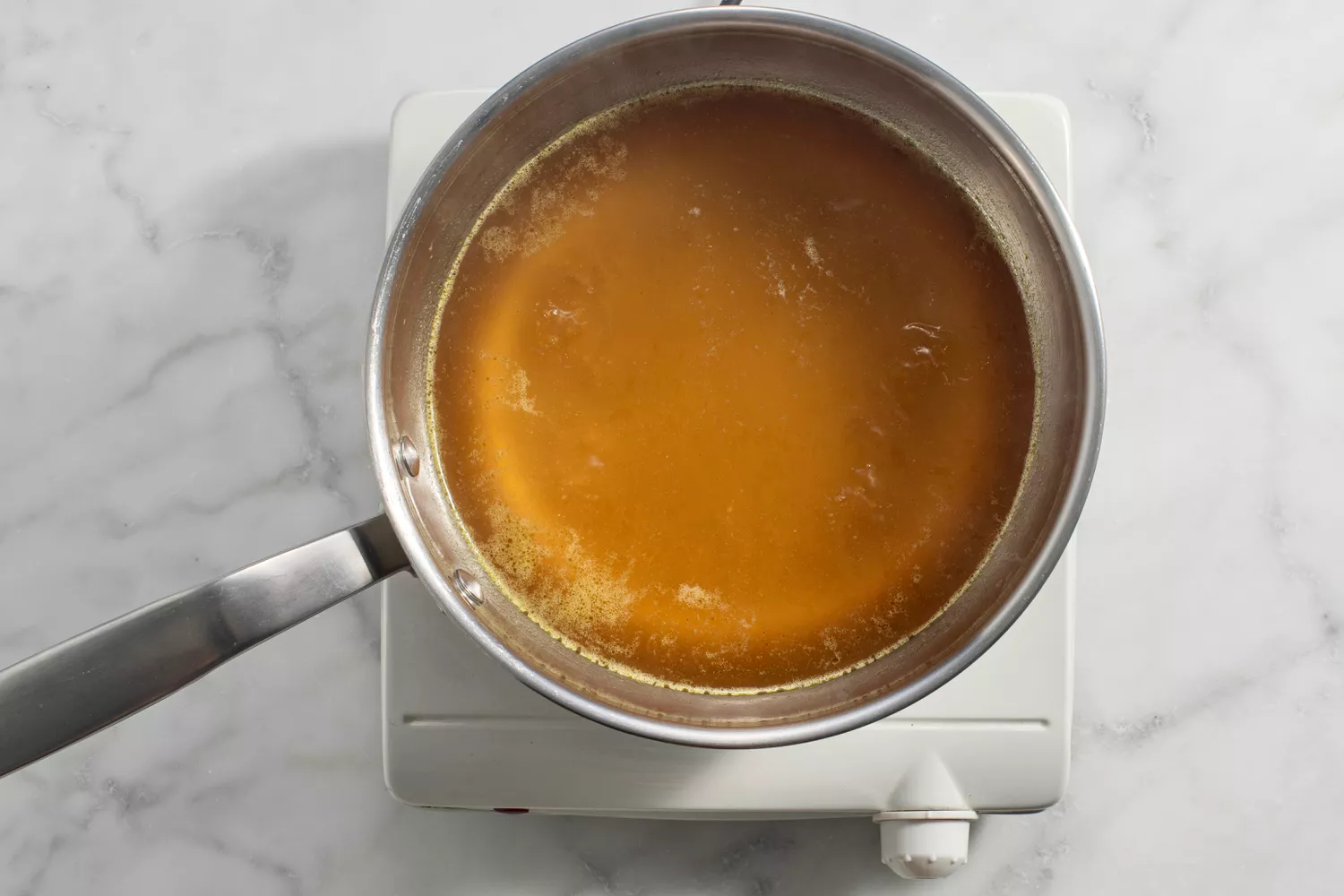 bouillon chauffé dans une casserole moyenne