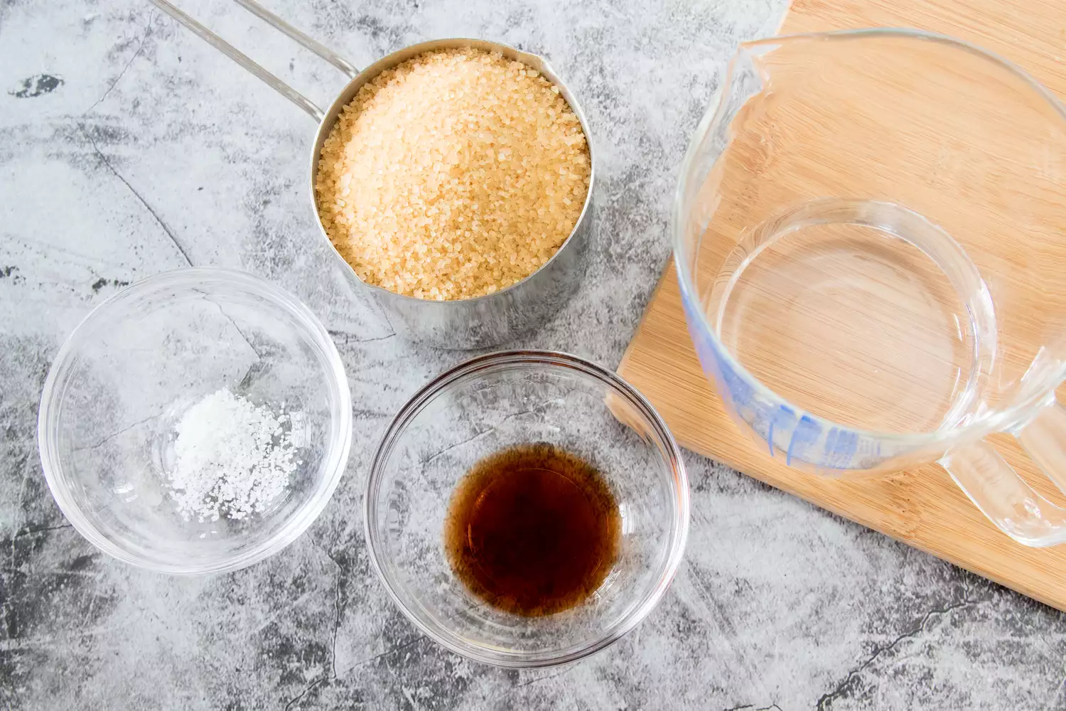 Ingrédients pour le sirop de caramel fait maison