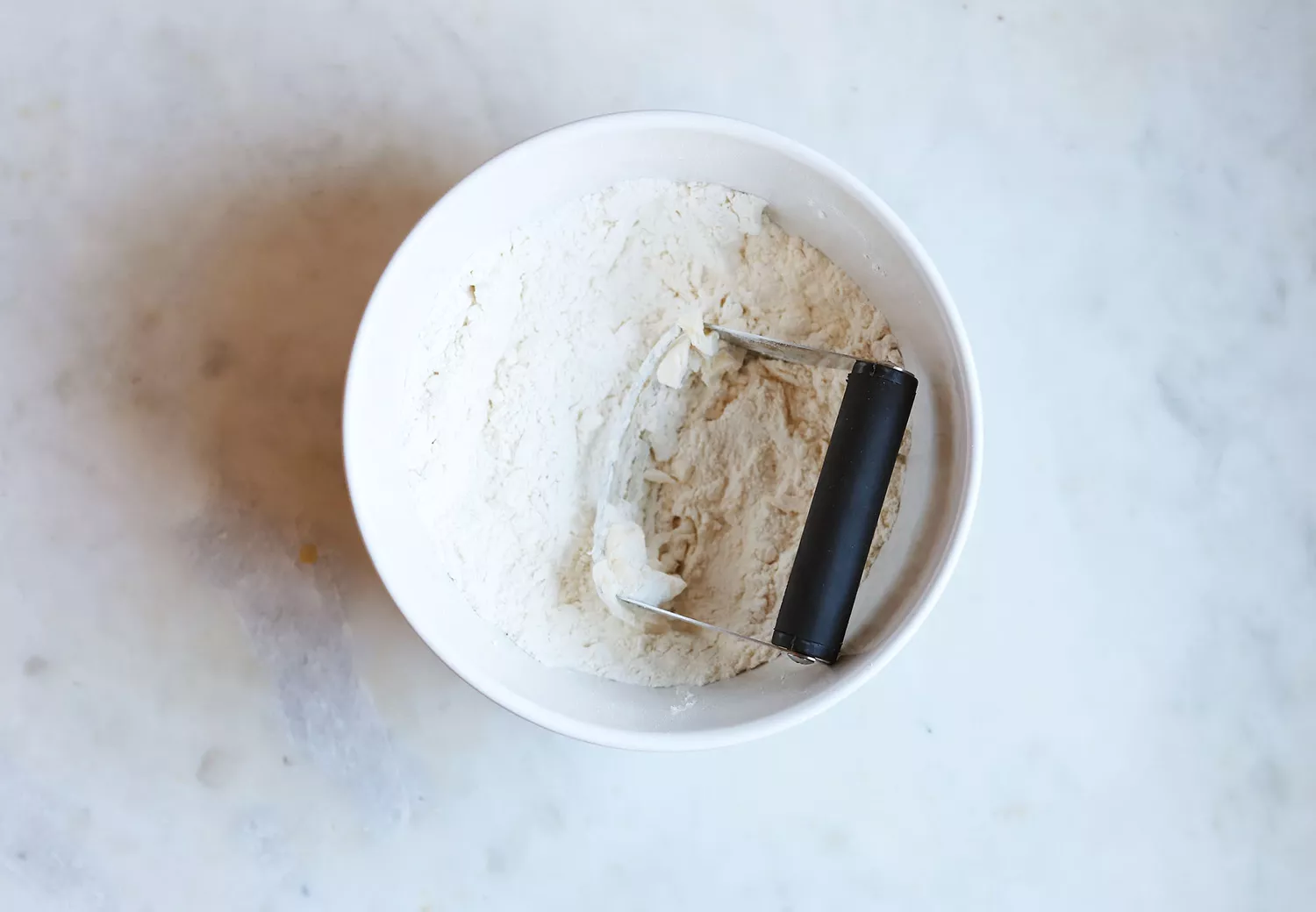 farine et beurre mélangés avec un mélangeur à pâtisserie
