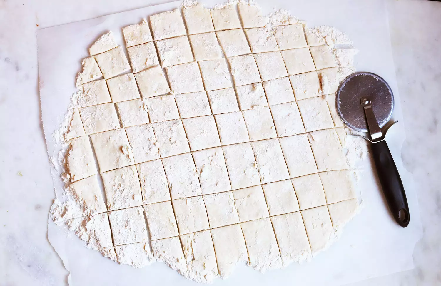 pâte à boulettes coupée en carrés