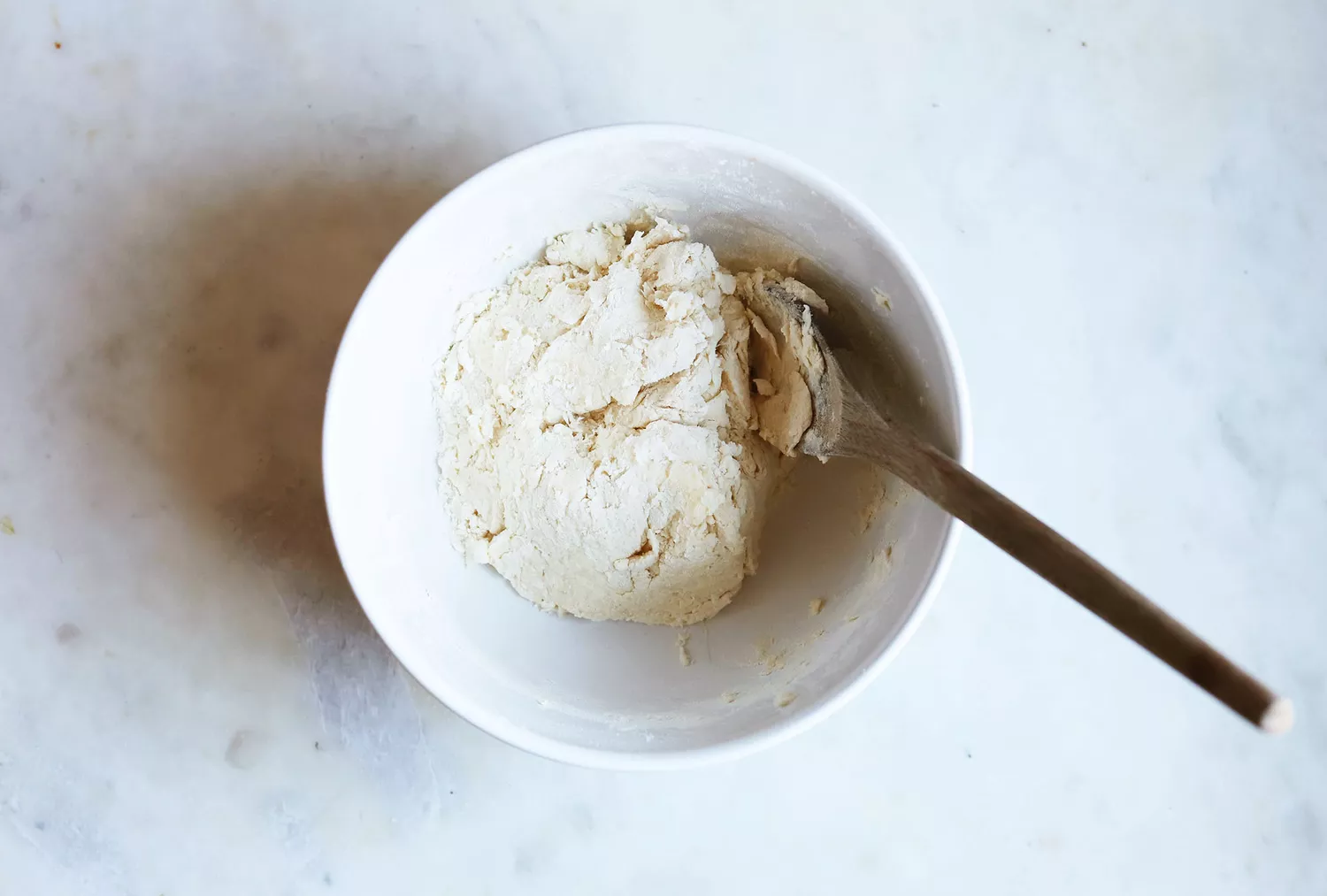 pâte à boulettes mélangée dans un bol
