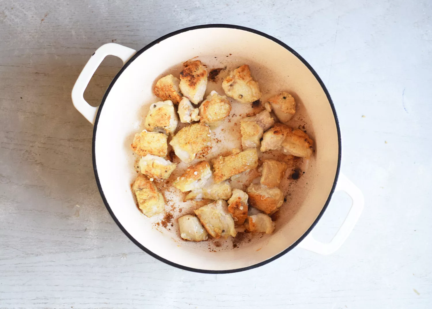 Poulet cuit dans une cocotte