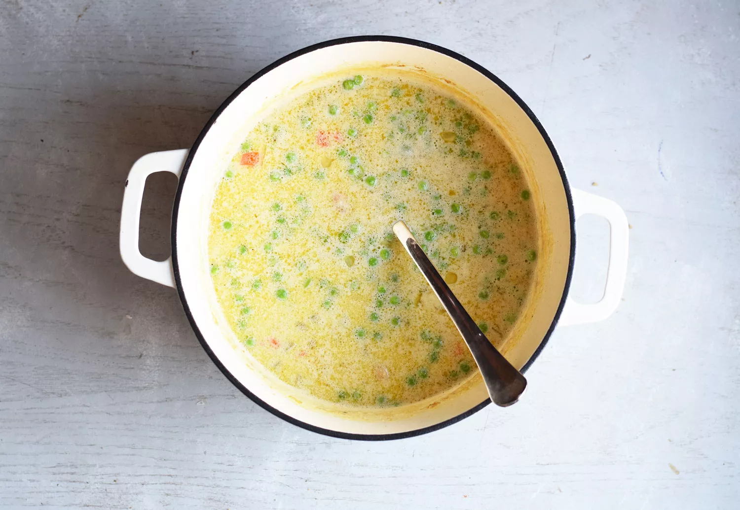 Soupe de poulet avec crème et légumes