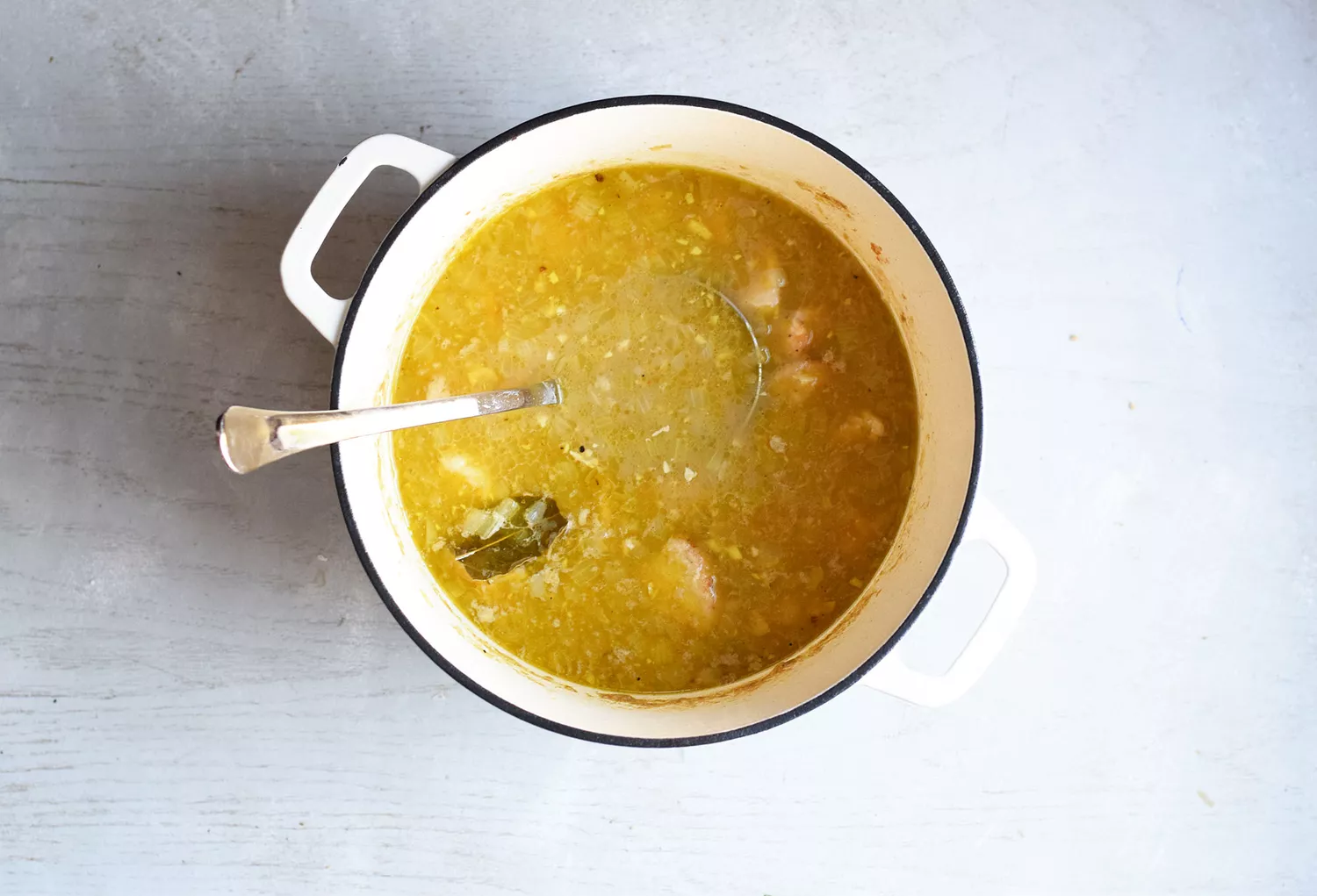 Soupe de poulet avec feuille de laurier