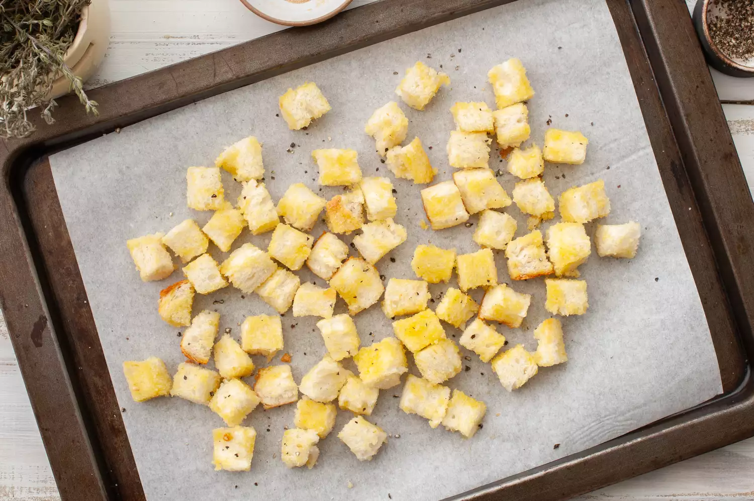 Cubes de pain assaisonnés sur une plaque de cuisson