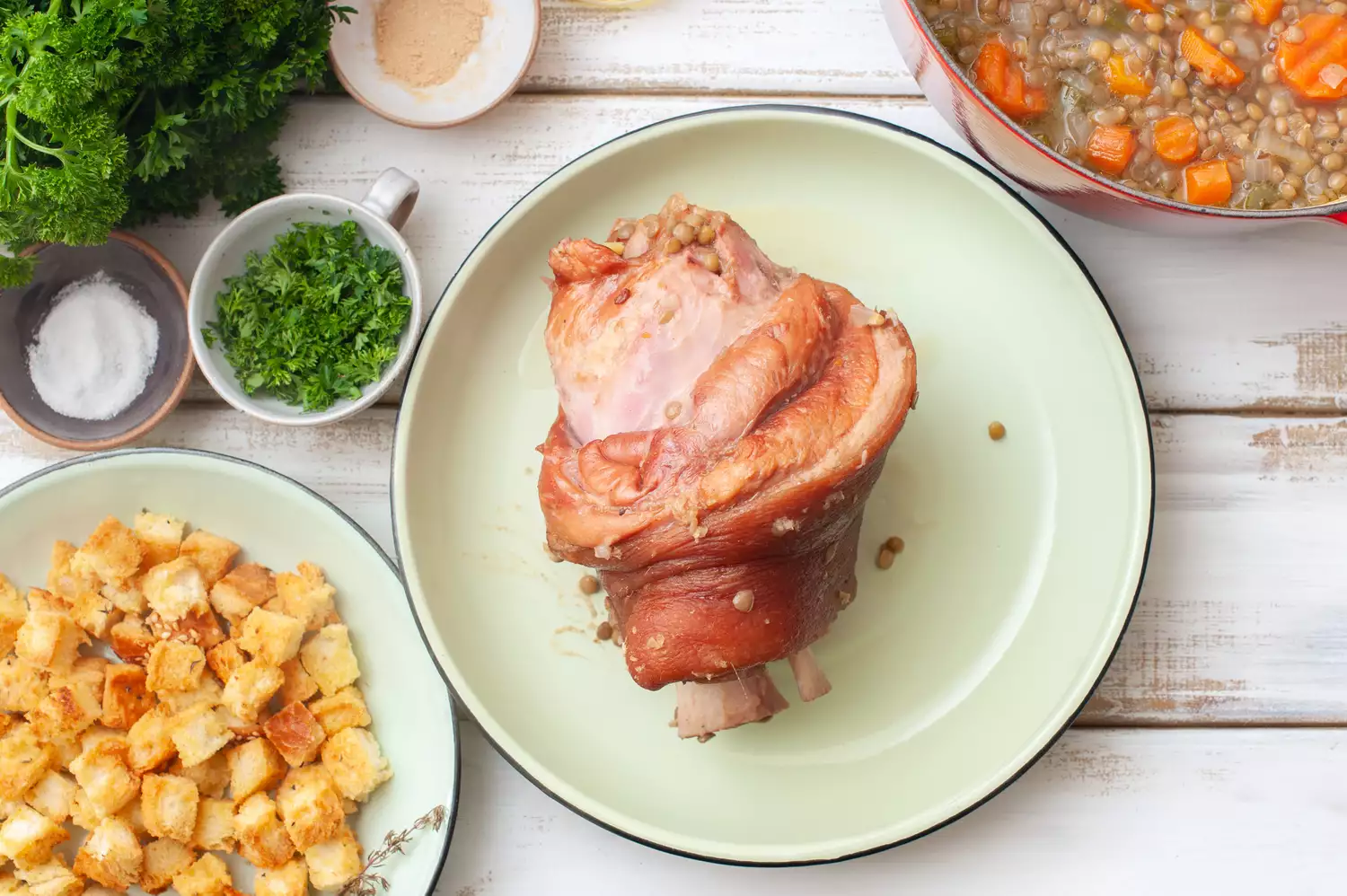 Le jambon est retiré de la casserole