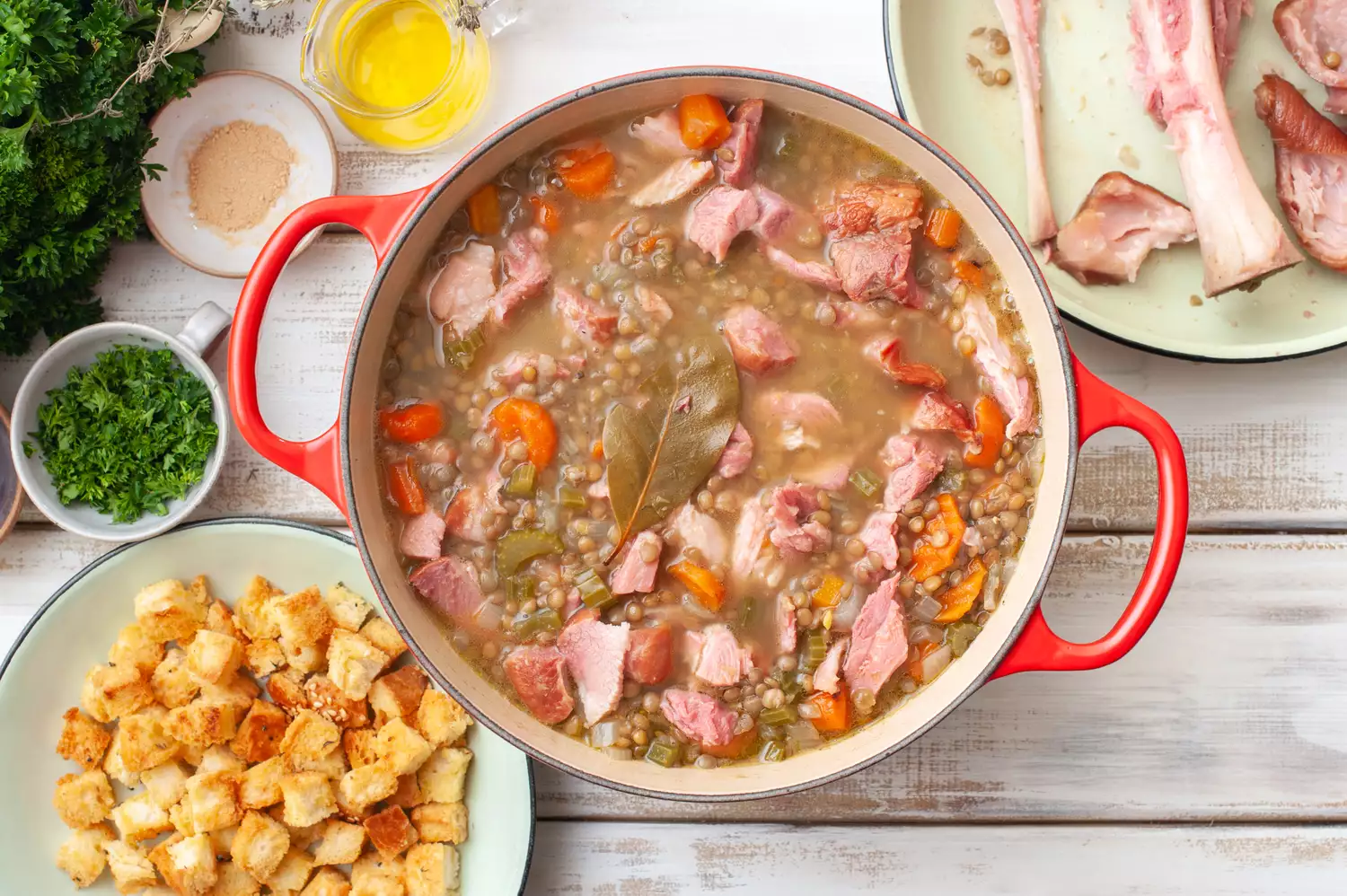 Le jambon est haché et remis dans la casserole