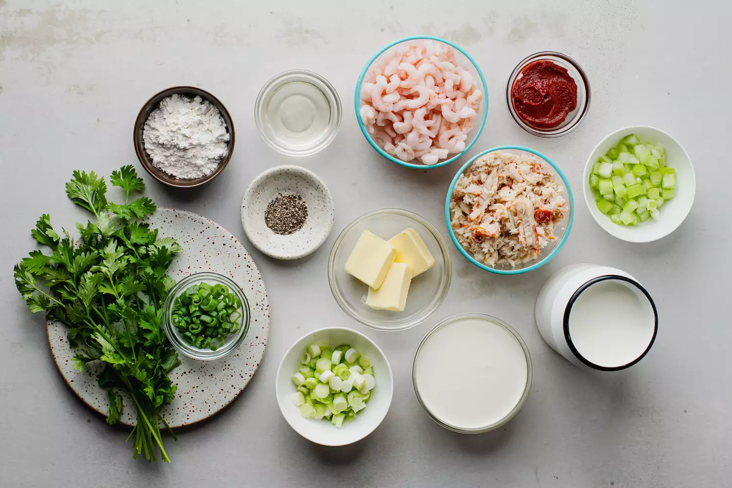 Ingrédients pour la recette de bisque aux crabes et crevettes rassemblés