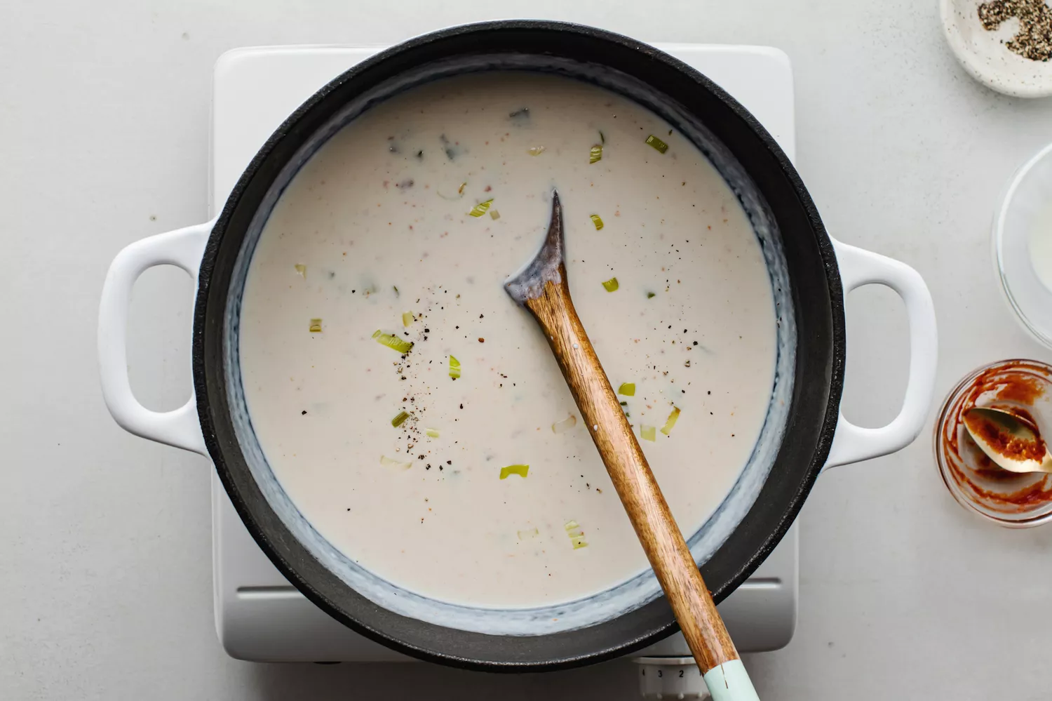 Poivre noir, pâte de tomate et crème épaisse ajoutés à la base de soupe