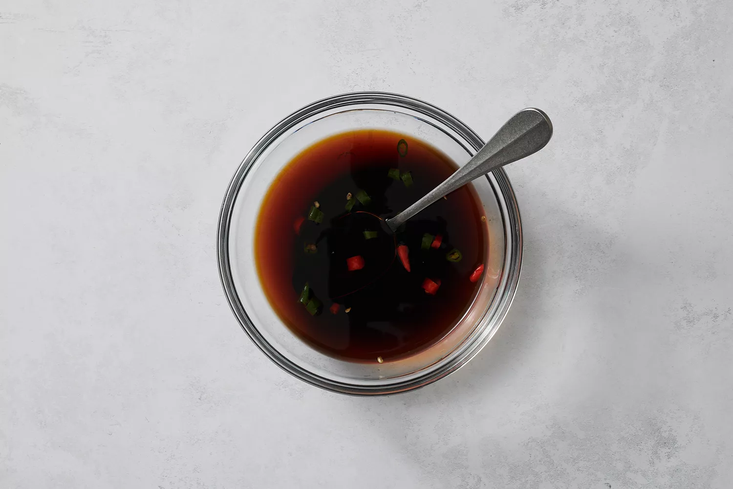 Un petit bol de vinaigre, sauce soja et piments thaïlandais mélangés
