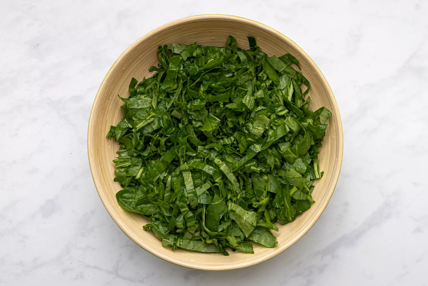 Feuilles de chou dans un bol