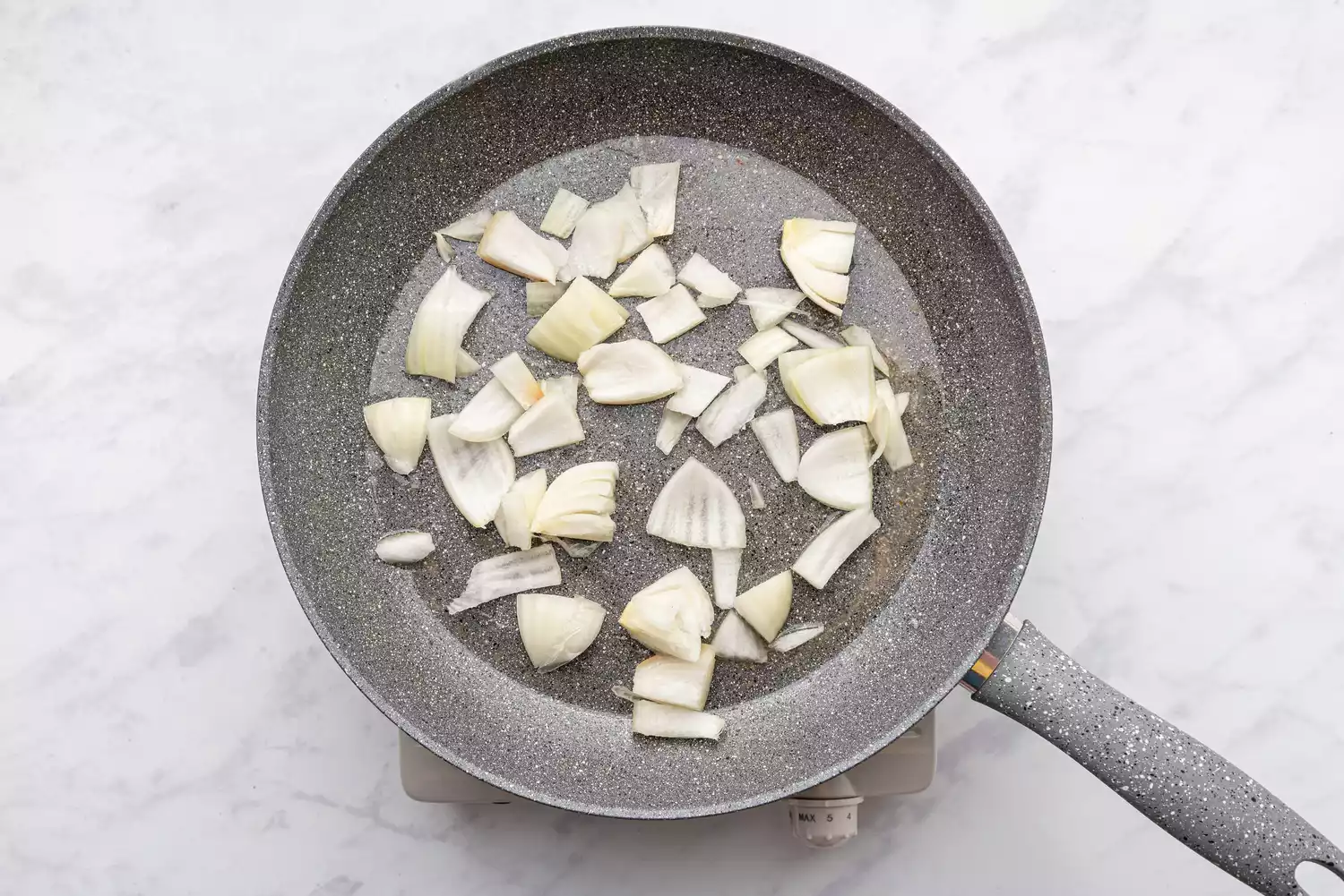 Oignons dans une poêle