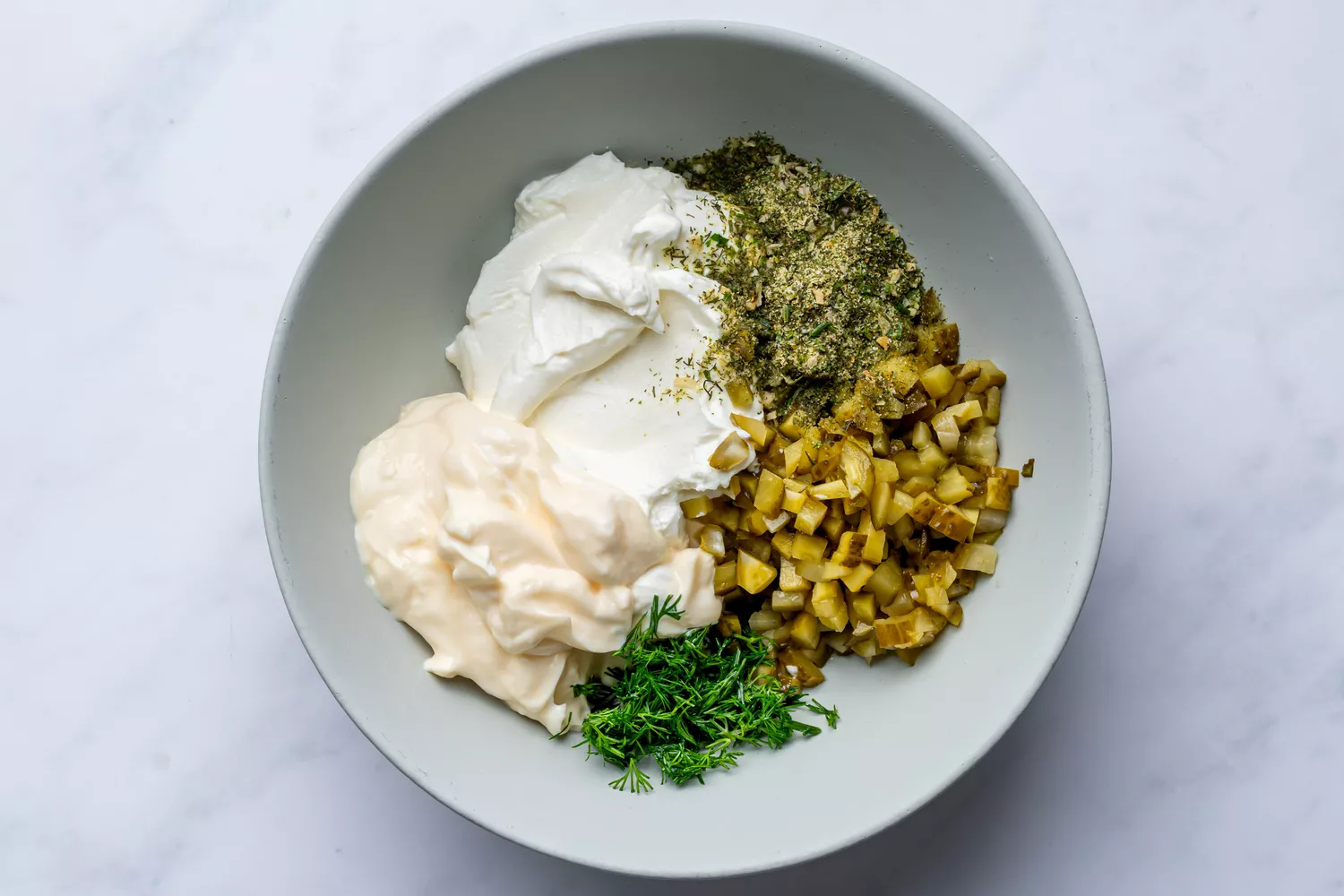 Ingrédients pour le dip de cornichon à l'aneth dans un bol