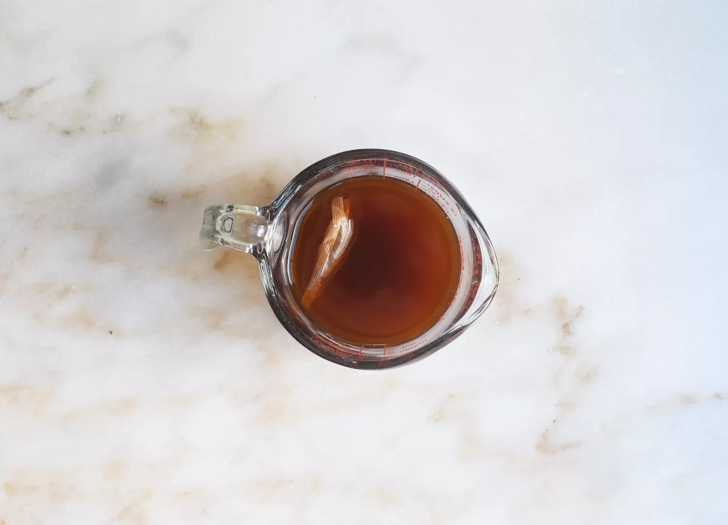 thé infusé dans une tasse