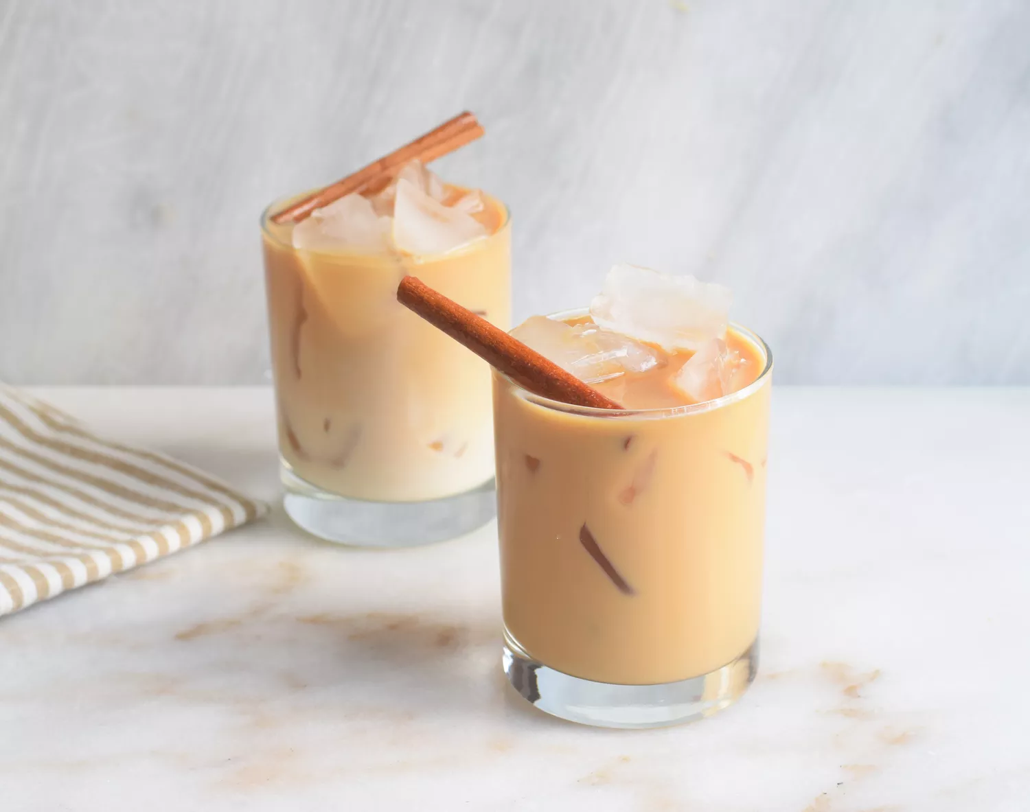 dirty chai latte dans un verre