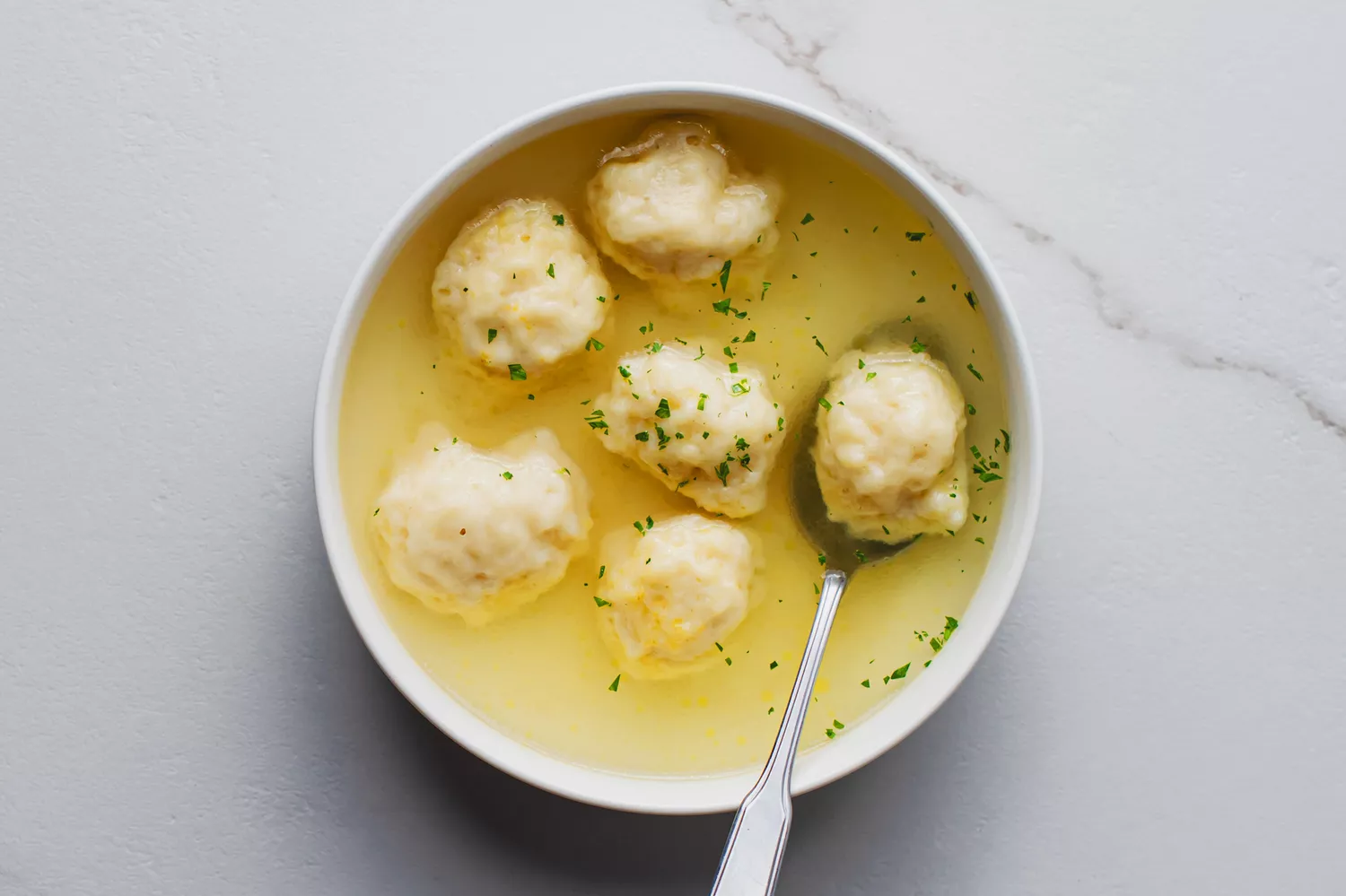 Dumplings à tomber dans une soupe claire avec une cuillère