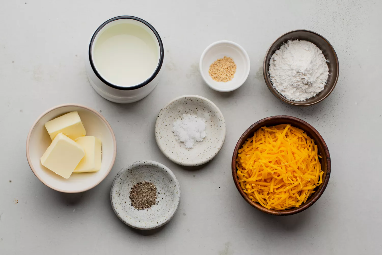 Ingredientes para a receita de molho de queijo cheddar reunidos