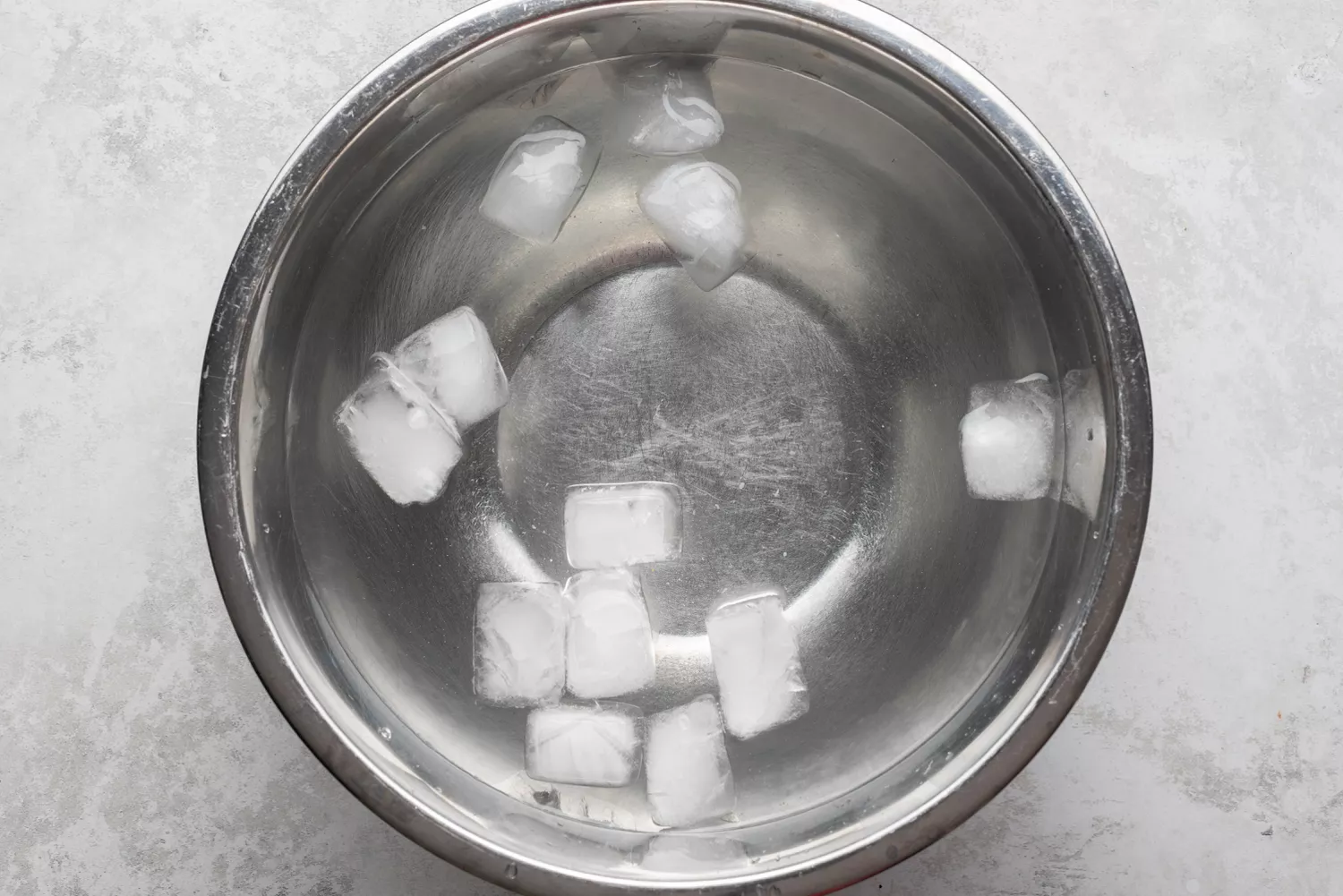 Grand bol d'eau et de glace