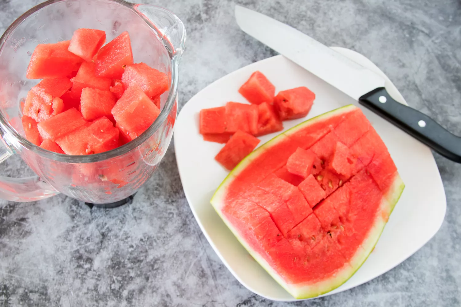Découpe des cubes de pastèque pour le jus de pastèque fraîche et la limonade